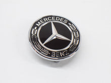 Laden Sie das Bild in den Galerie-Viewer, Mercedes flaches Motorhauben-Emblem Schwarz und Chrom