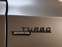 Laden Sie das Bild in den Galerie-Viewer, Turbo AMG Emblem für Kotflügel Mattschwarz - 2er-Set