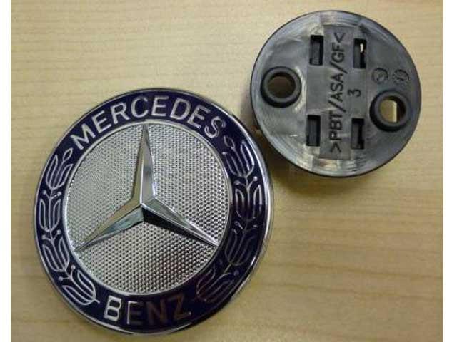 Flaches Mercedes-Motorhauben-Emblem