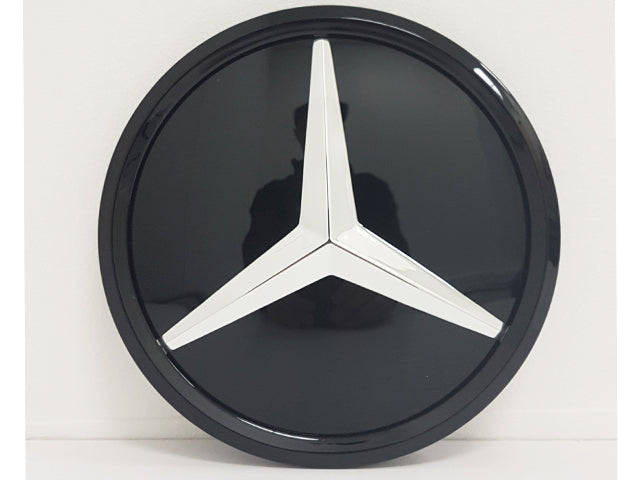 Distronic Plus-Emblem in Schwarz mit Chromstern und Einfassung in glänzend Schwarz