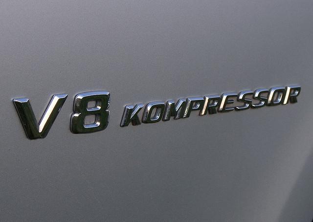 V8-Kompressor-Emblem in Chrom – Original